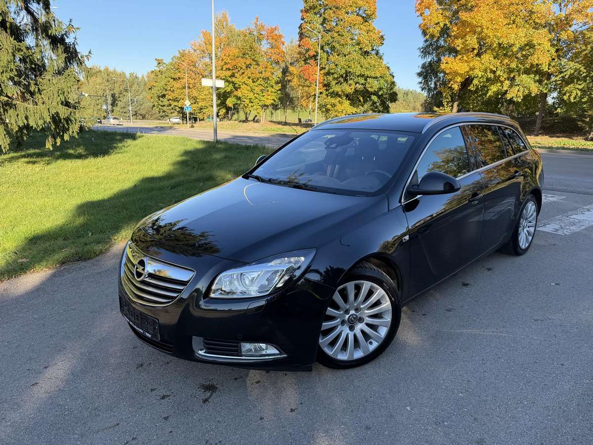 Opel Insignia 2011 — вигляд ззаду