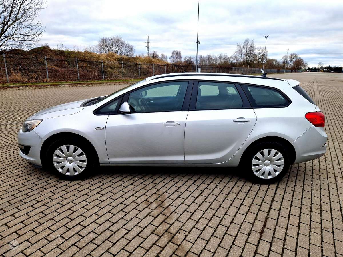 Opel Astra 2015 — вигляд ззаду