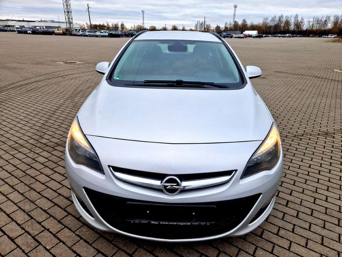 Opel Astra 2015 — салон
