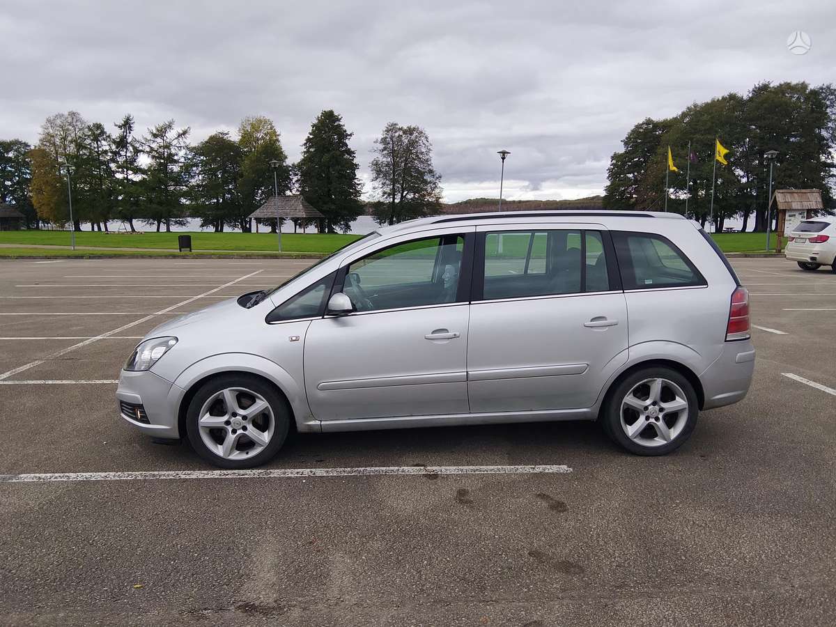 Opel Zafira 2007 — rear view