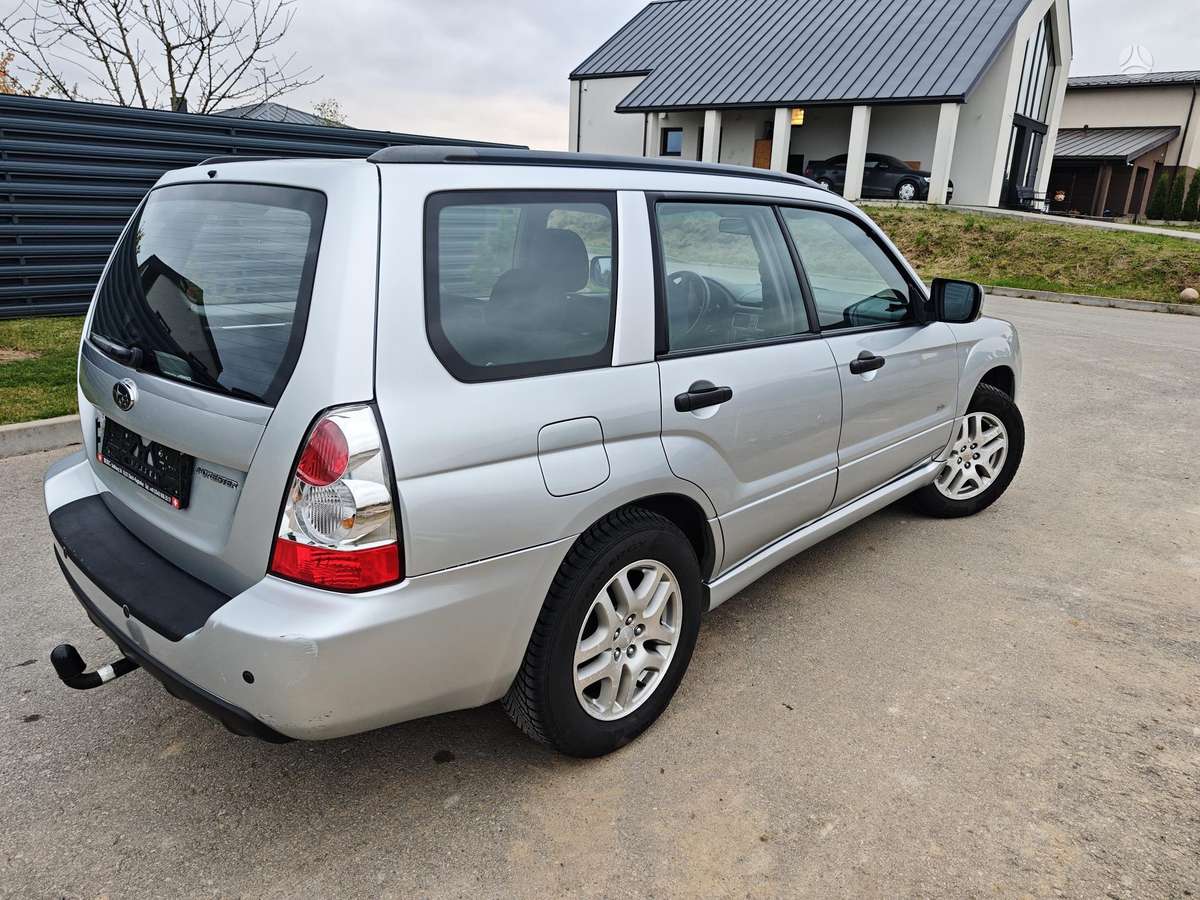 Subaru Forester 2006 — rear view