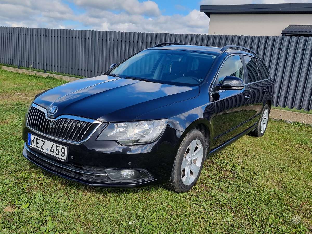Skoda Superb 2014 — rear view