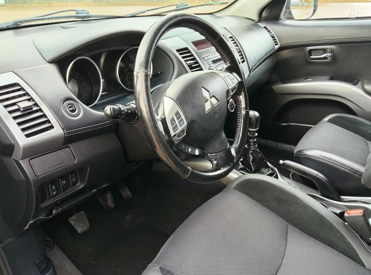 Mitsubishi Outlander 2011 — photo 12