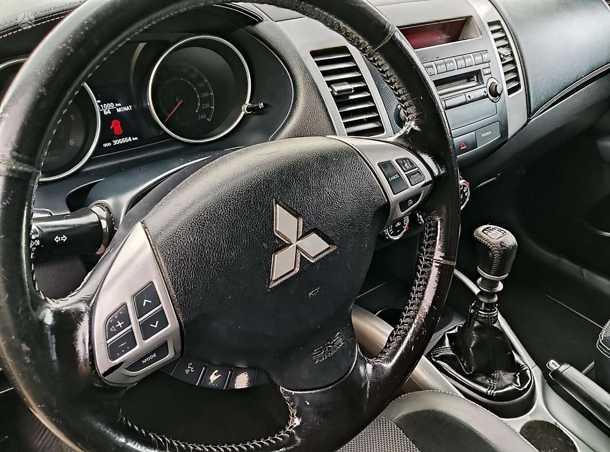 Mitsubishi Outlander 2011 — photo 15