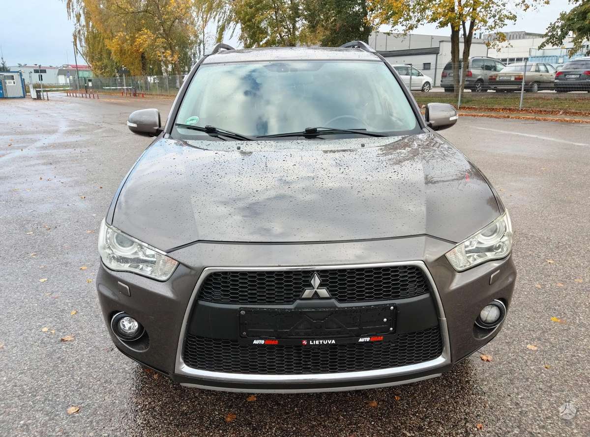 Mitsubishi Outlander 2011 — rear view