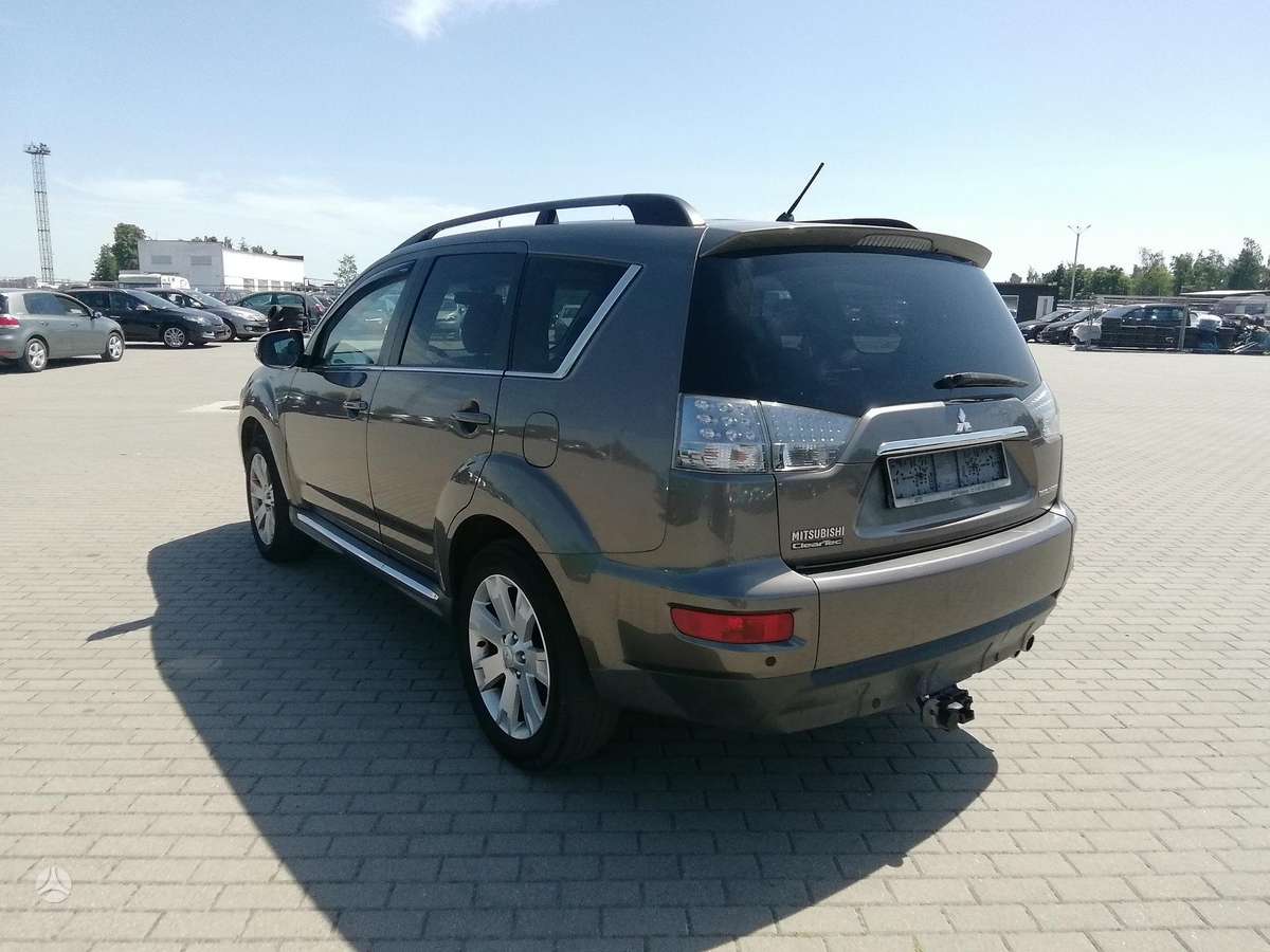 Mitsubishi Outlander 2011 — rear view