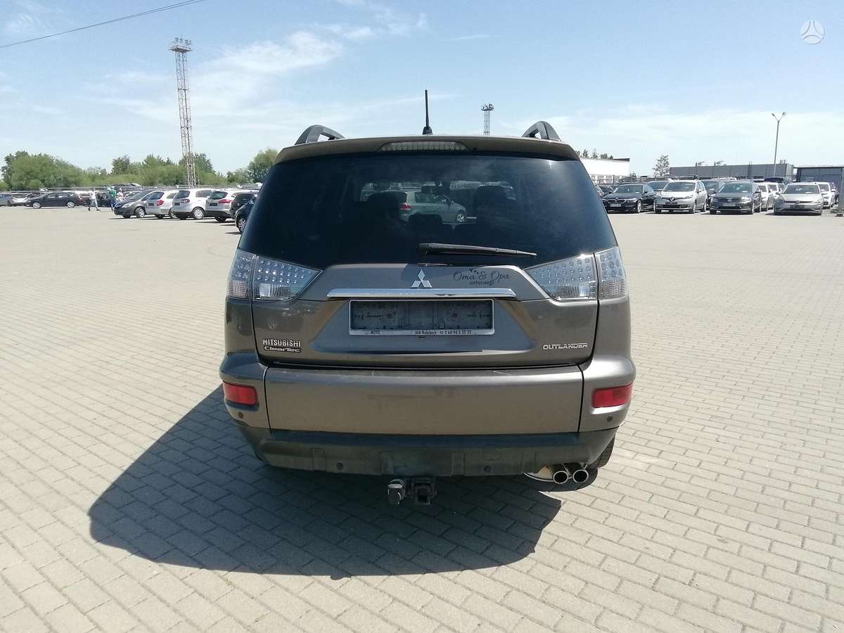 Mitsubishi Outlander 2011 — interior