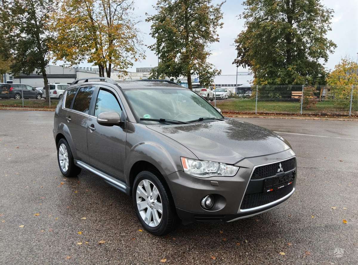 Mitsubishi Outlander 2011 — interior