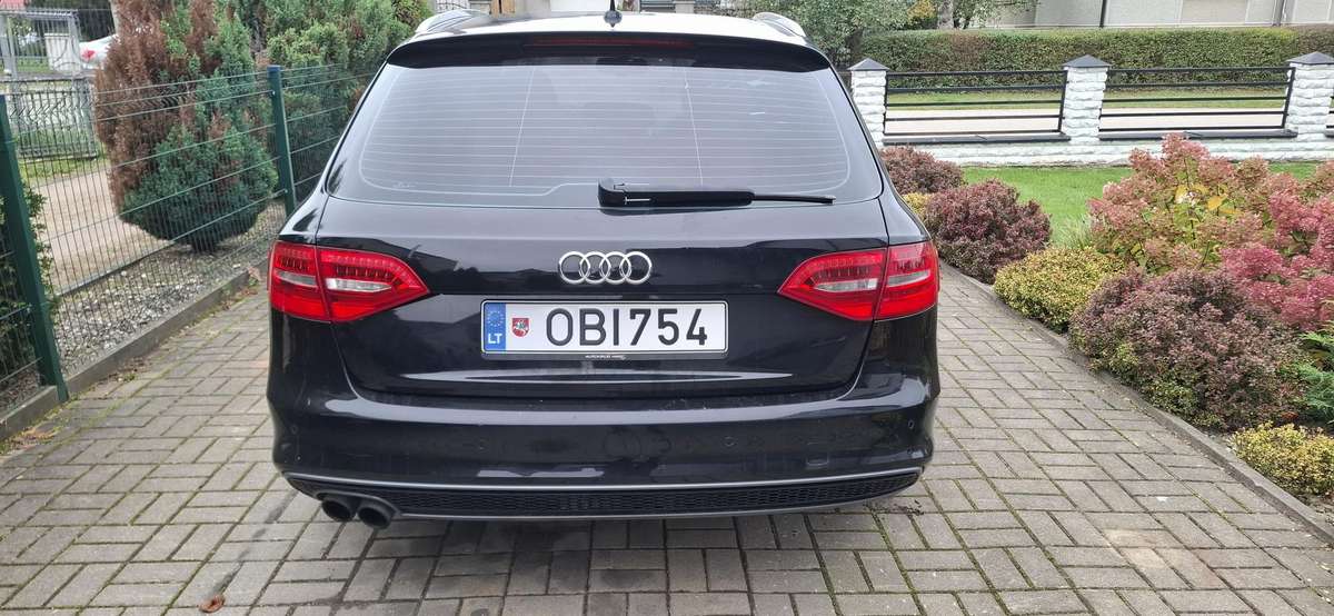 Audi A4 2012 — вигляд ззаду