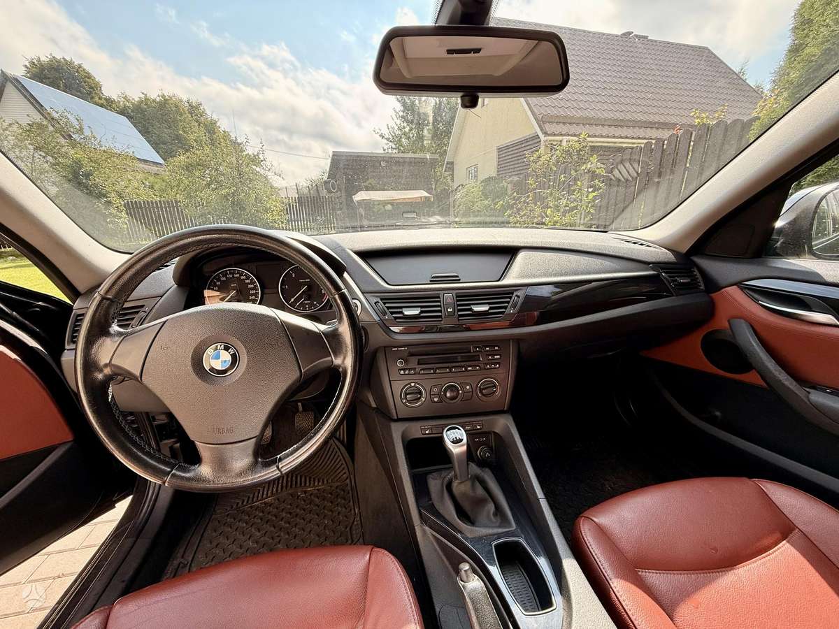 BMW X1 2010 — rear view