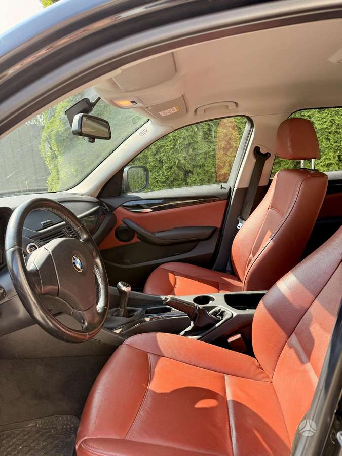 BMW X1 2010 — interior