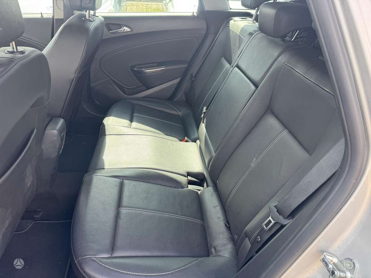 Opel Astra 2012 — photo 11