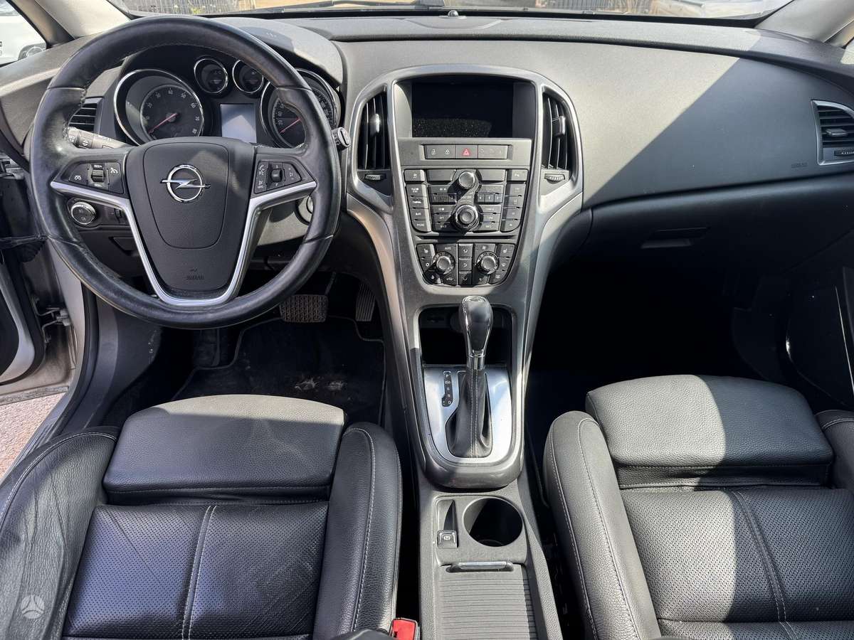 Opel Astra 2012 — photo 12
