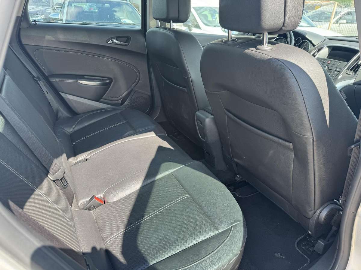 Opel Astra 2012 — photo 14