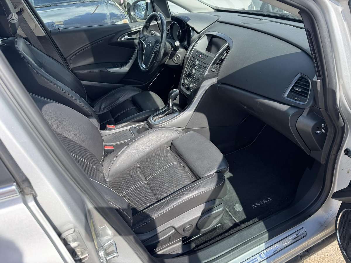 Opel Astra 2012 — photo 15