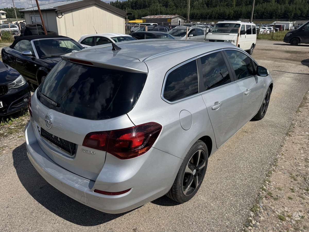 Opel Astra 2012 — interior