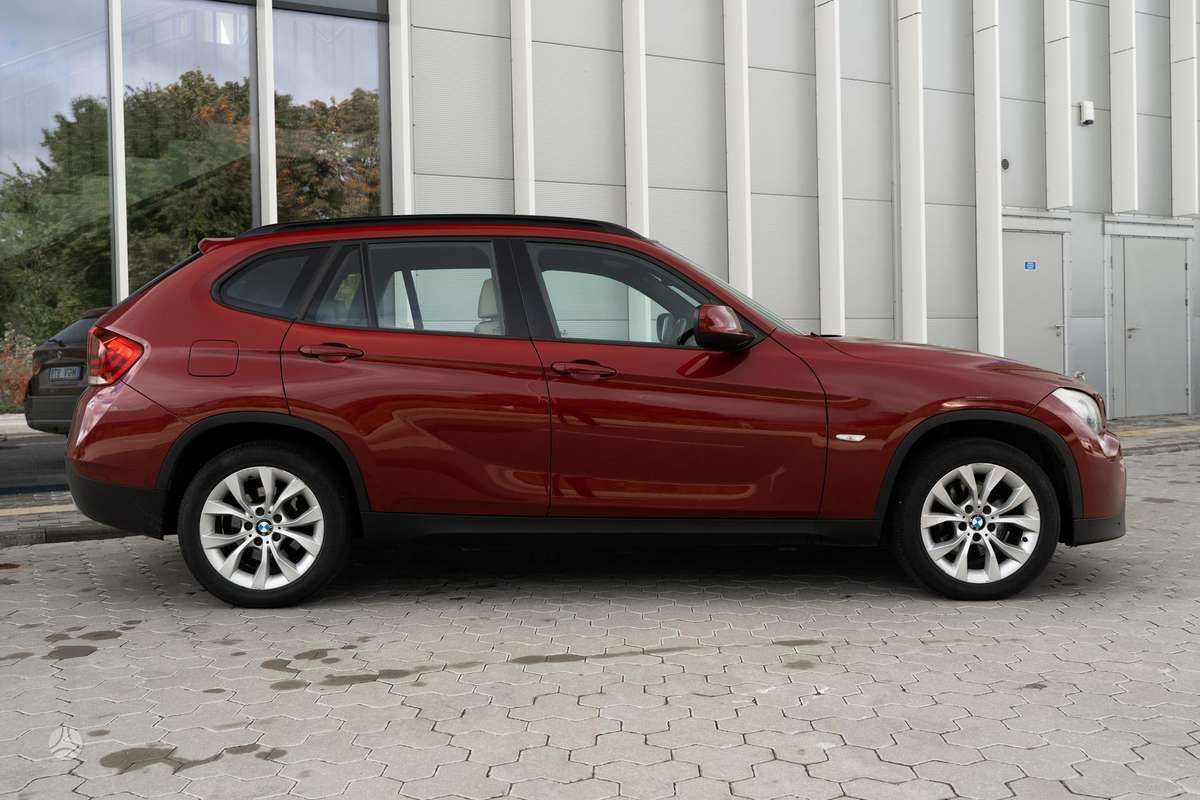 BMW X1 2010 — rear view