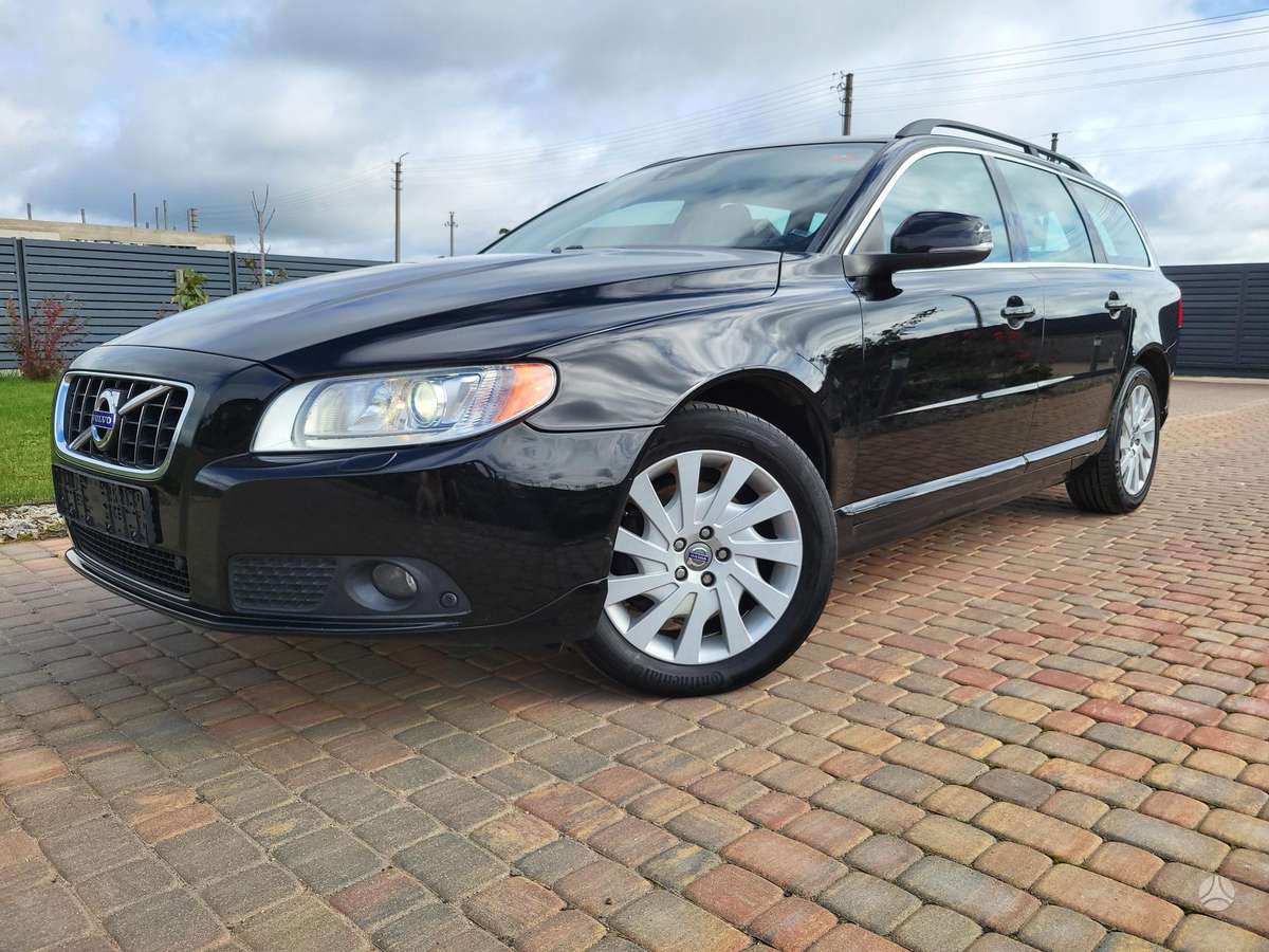 Volvo V70 2012 — вигляд ззаду