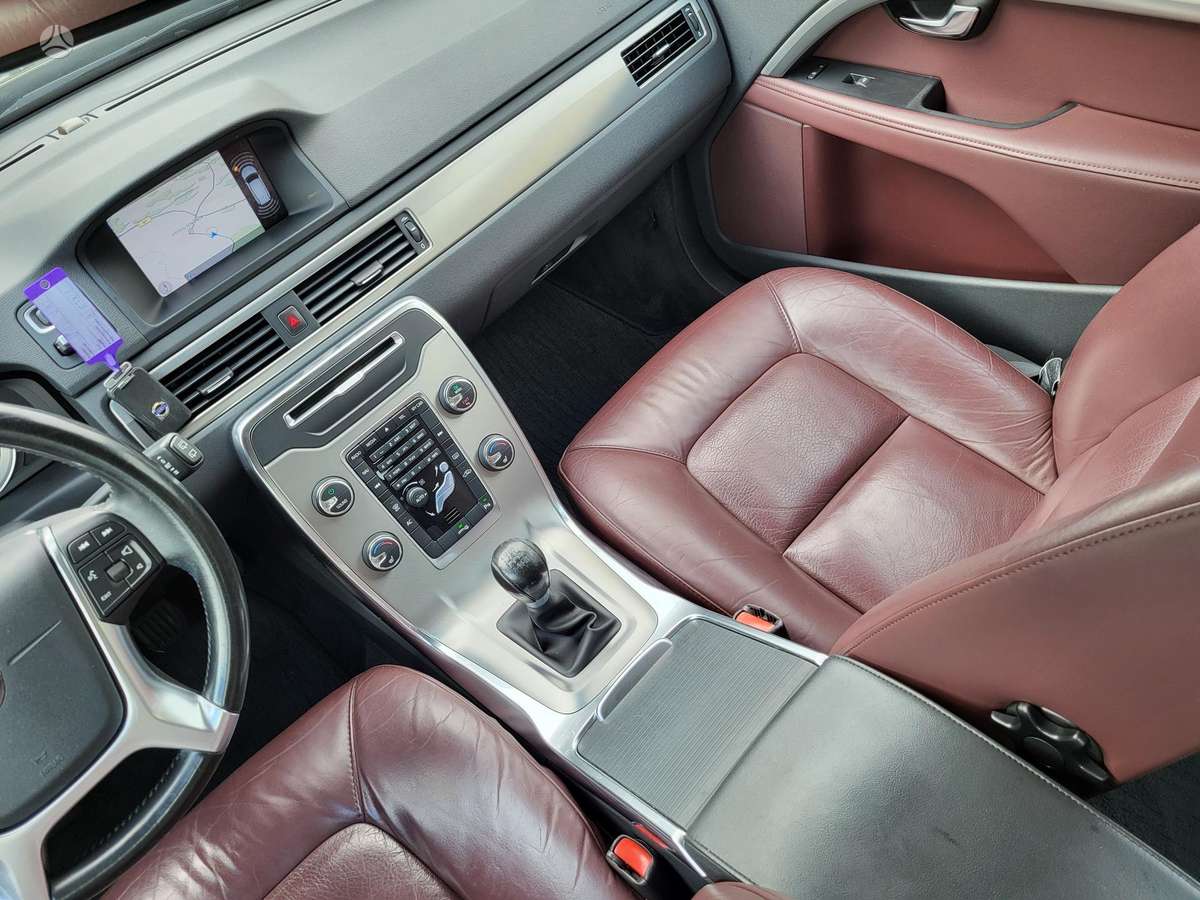 Volvo V70 2012 — салон