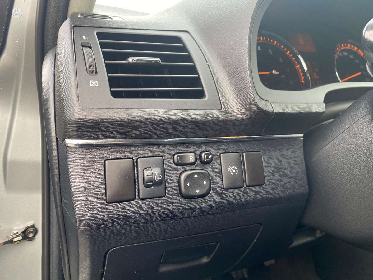 Toyota Avensis 2009 — photo 18