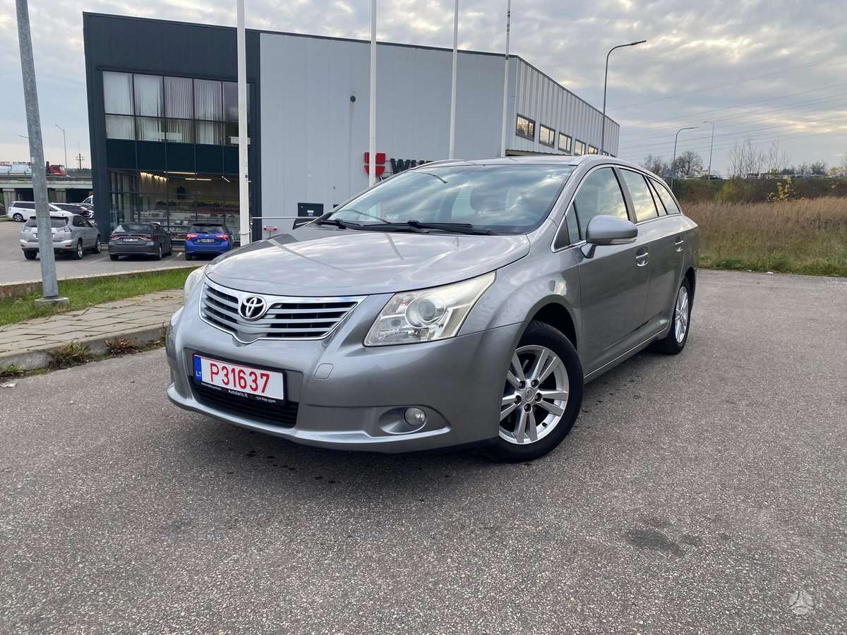 Toyota Avensis 2009 — rear view