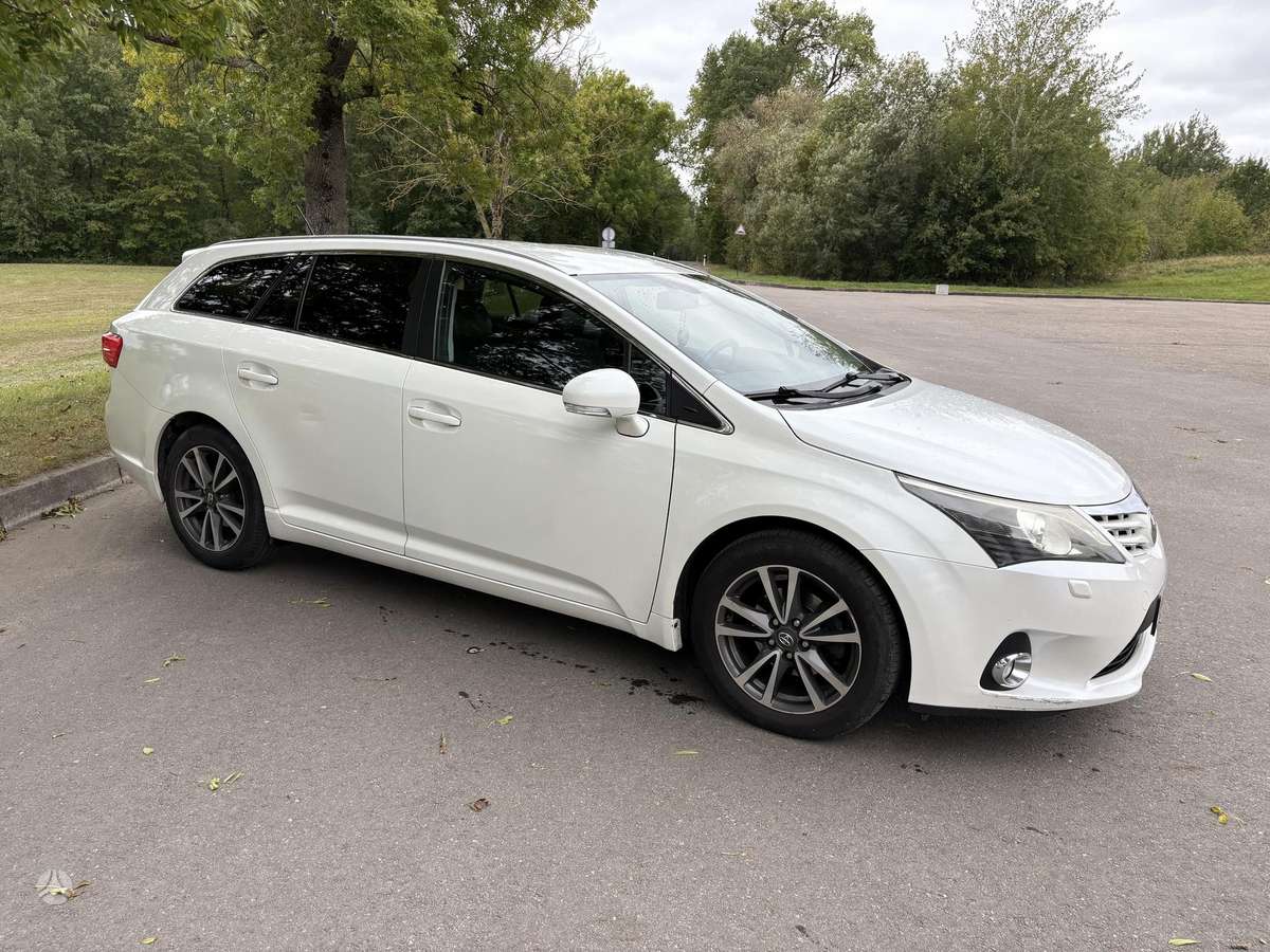 Toyota Avensis 2014 — interior