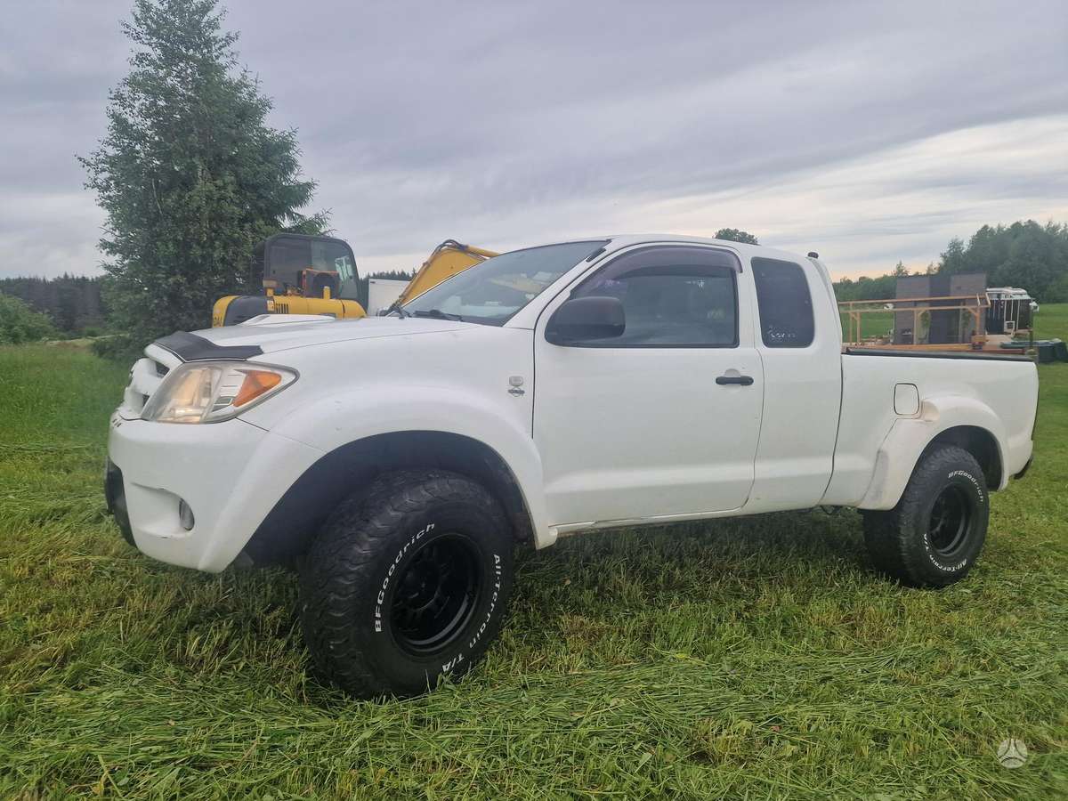 Toyota Hilux 2007 — engine 2494 cm³, 102 HP (75kW)