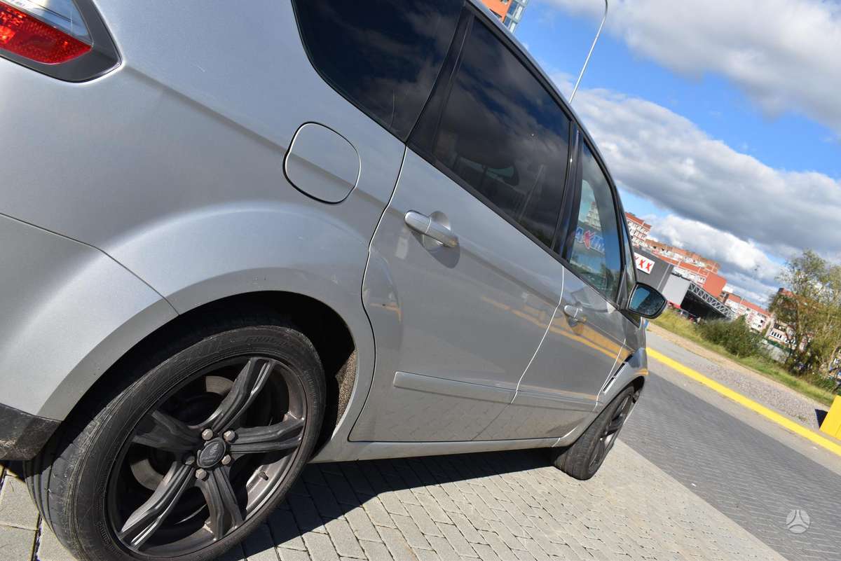 Ford S-MAX 2010 — вигляд ззаду
