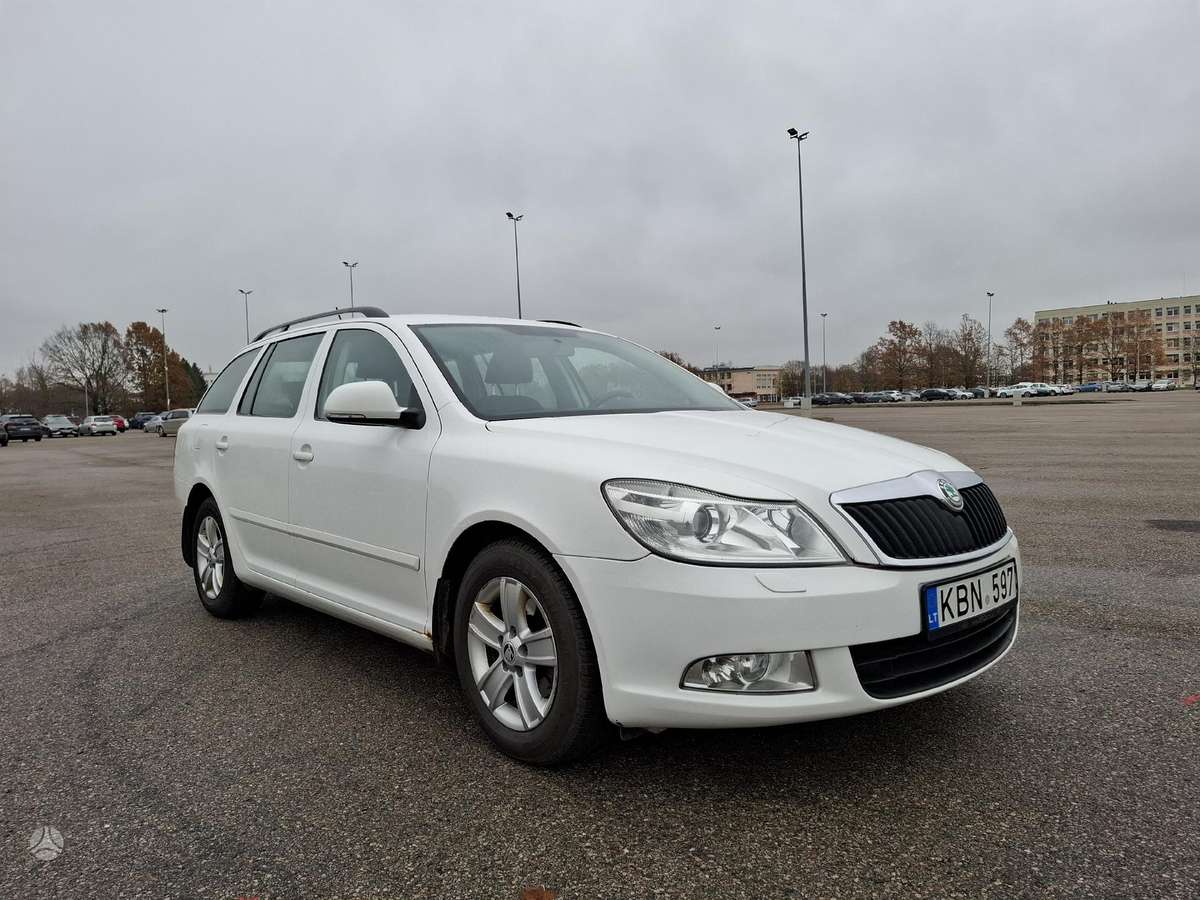 Skoda Octavia 2012 — rear view