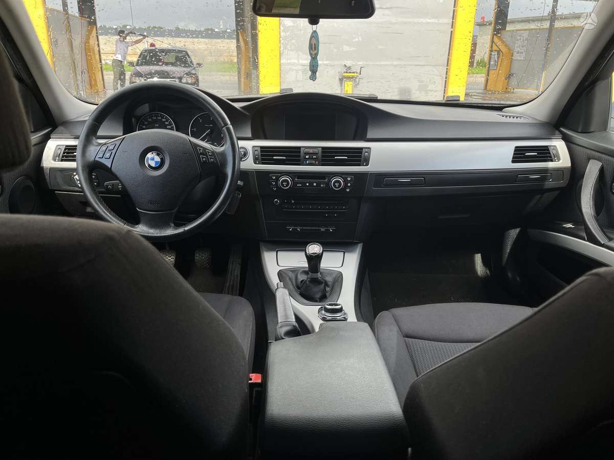 BMW 320 2009 — photo 16