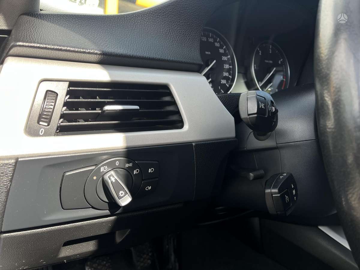 BMW 320 2009 — photo 17