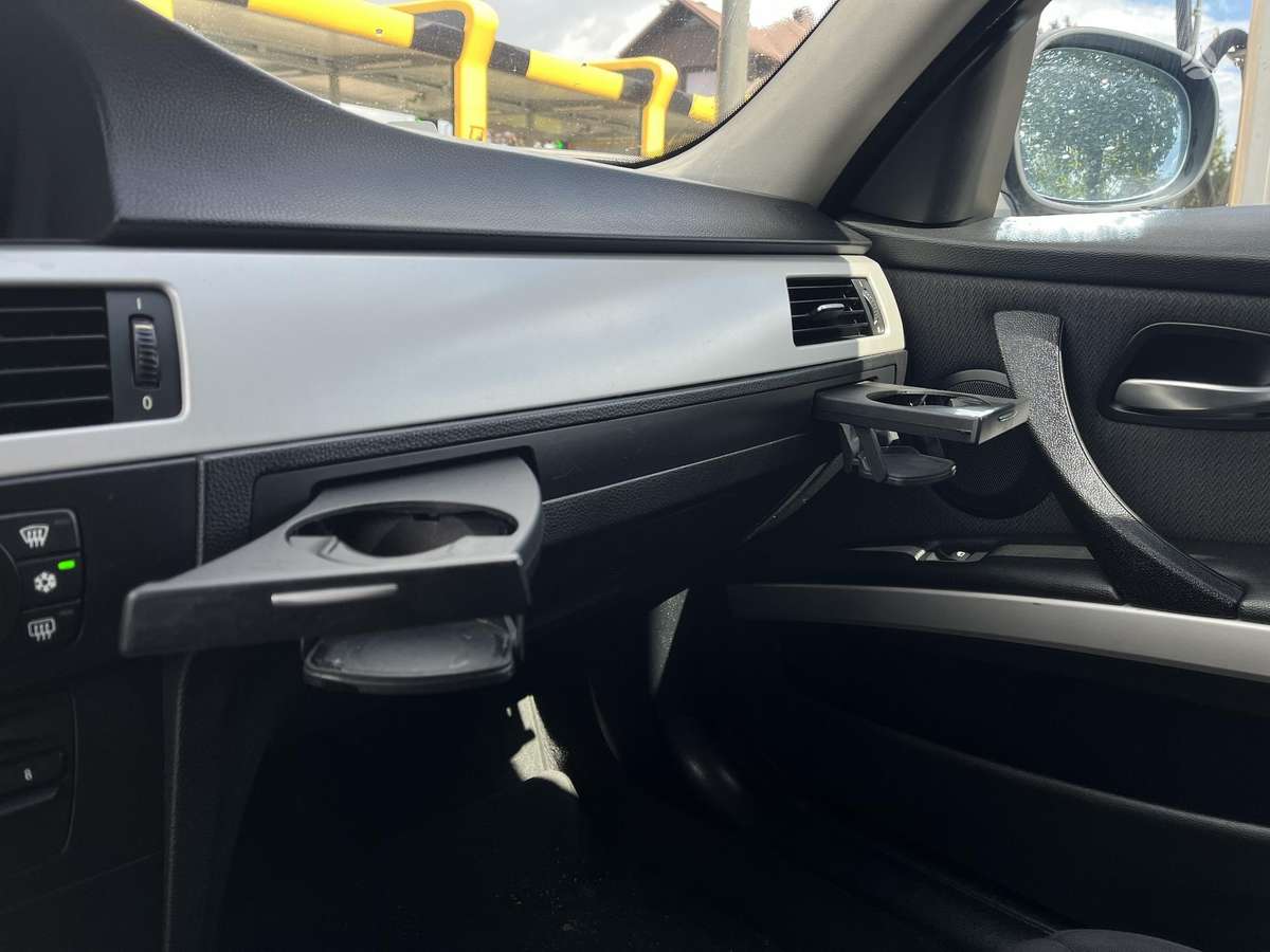BMW 320 2009 — photo 19
