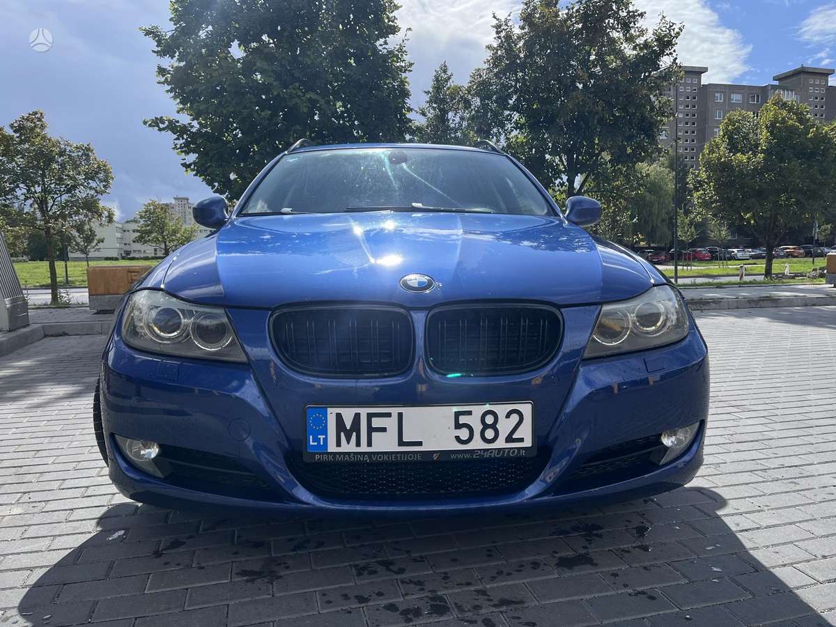 BMW 320 2009 — rear view