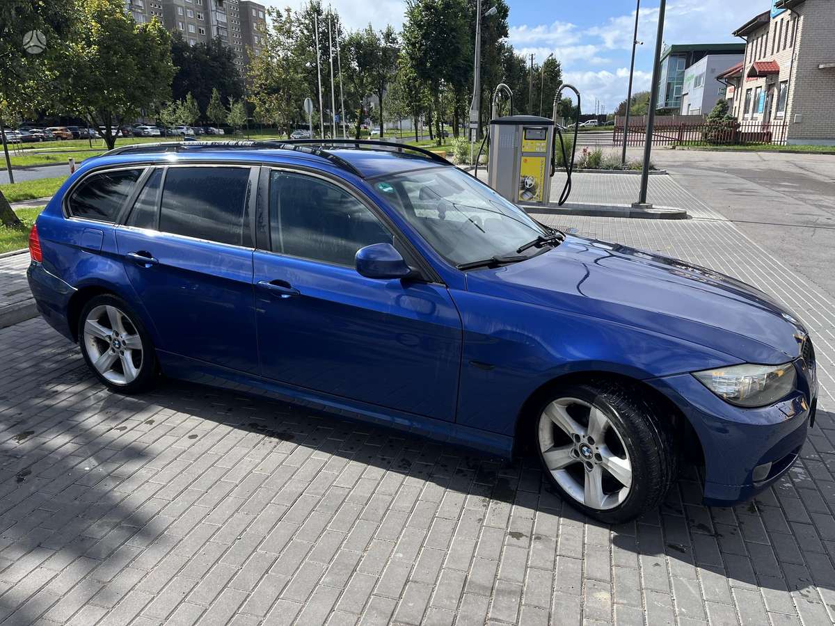 BMW 320 2009 — interior