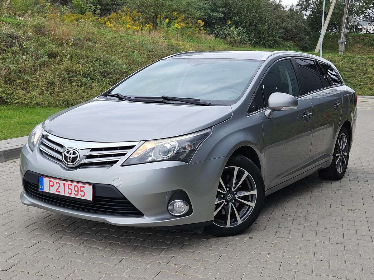 Toyota Avensis 2013 — rear view