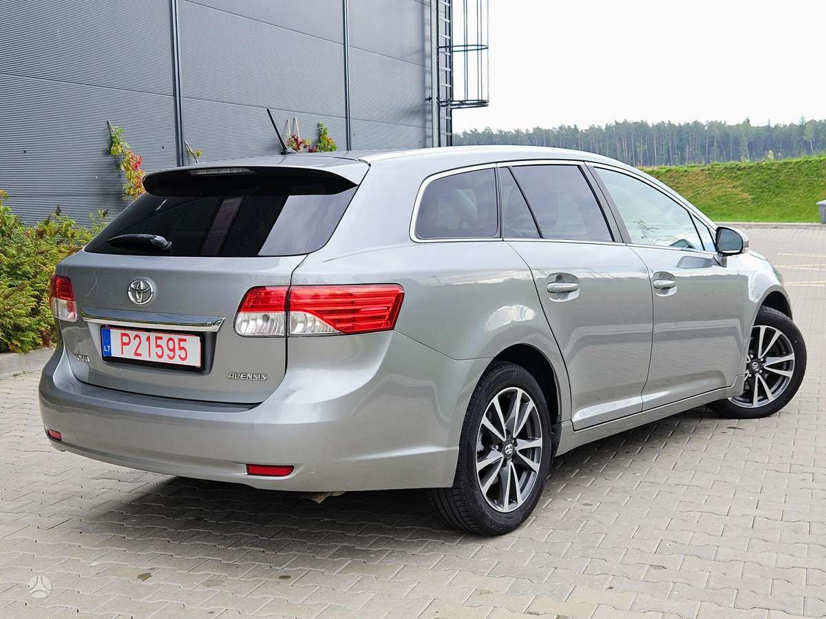 Toyota Avensis 2013 — interior