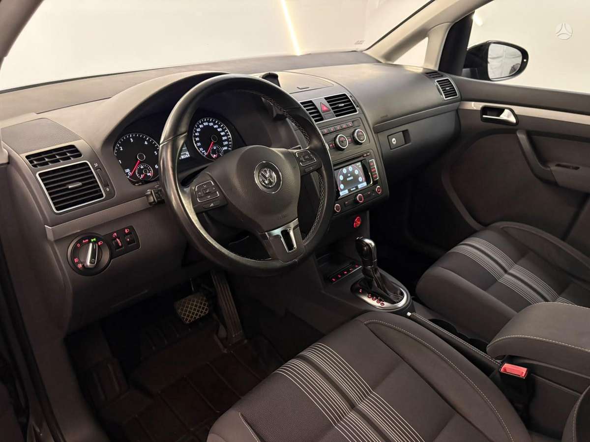 Volkswagen Touran 2012 — вигляд ззаду