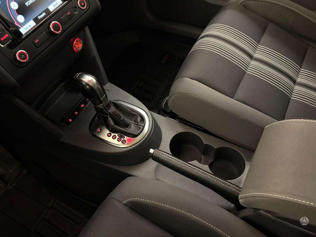 Volkswagen Touran 2012 — салон