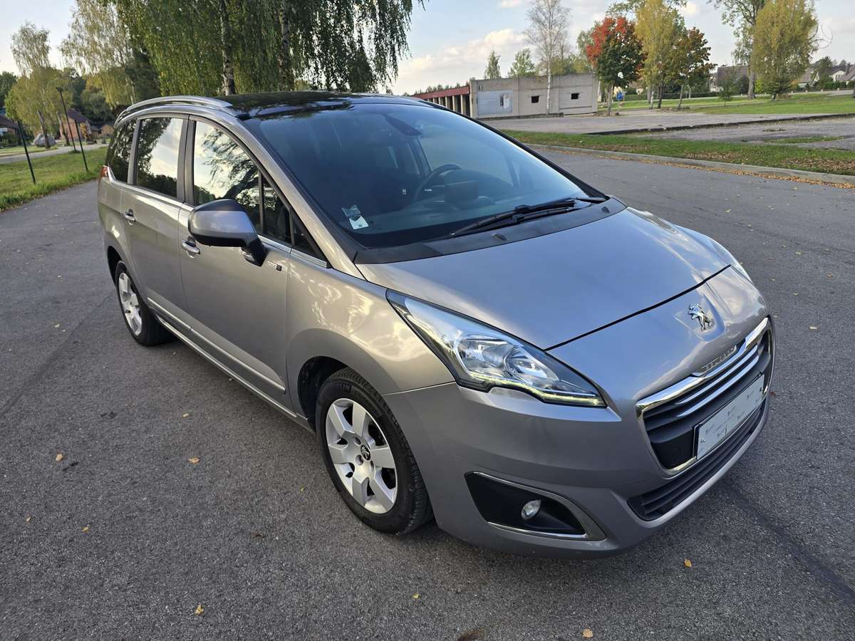 Peugeot 5008 2014 — interior