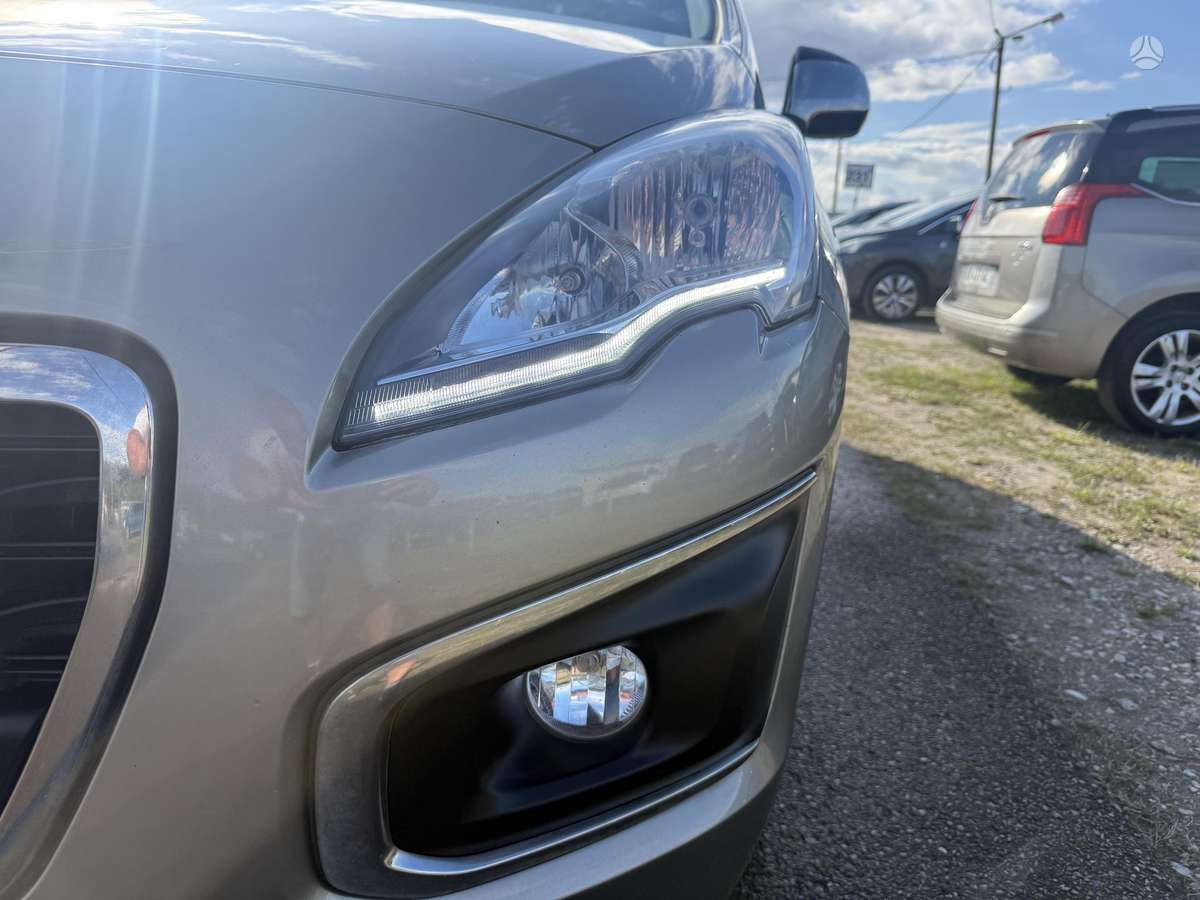 Peugeot 3008 2015 — rear view