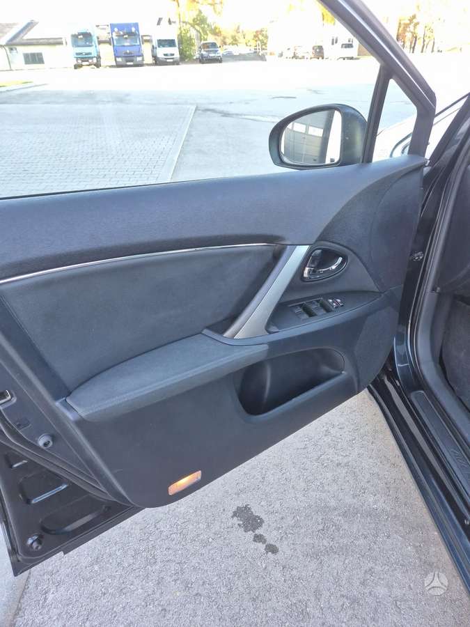 Toyota Avensis 2013 — photo 24