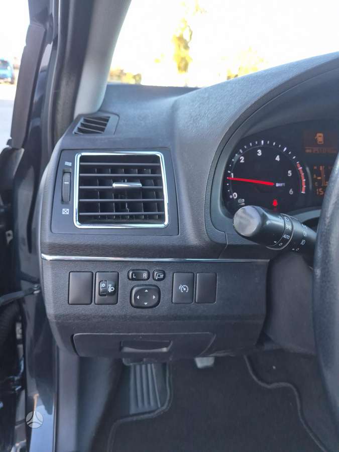 Toyota Avensis 2013 — photo 25