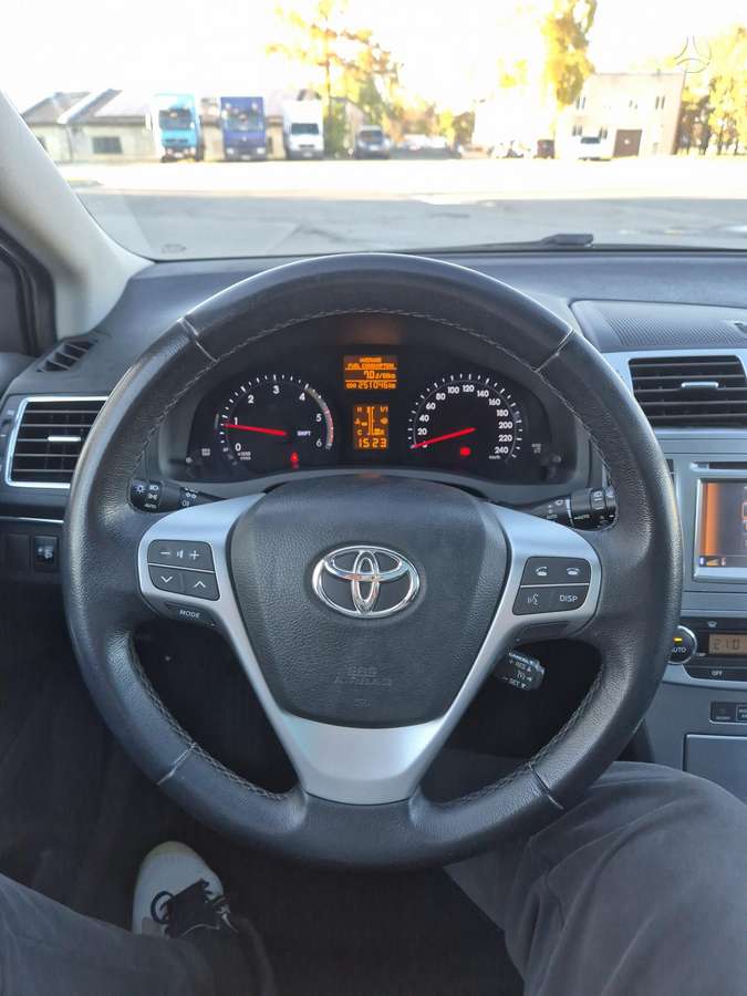Toyota Avensis 2013 — photo 31
