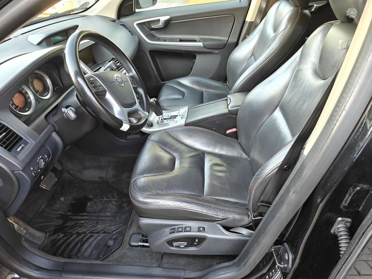 Volvo XC60 2010 — photo 14
