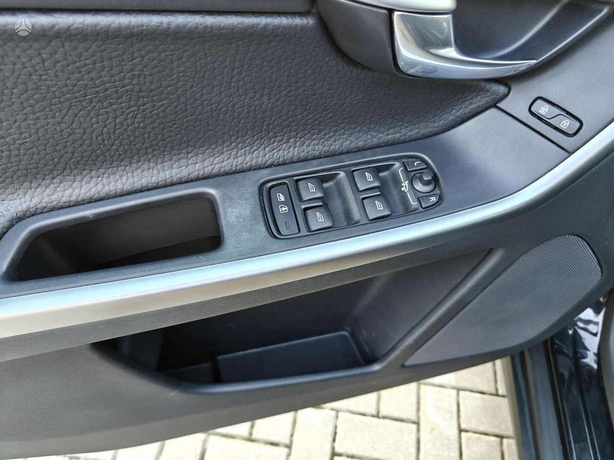 Volvo XC60 2010 — photo 25