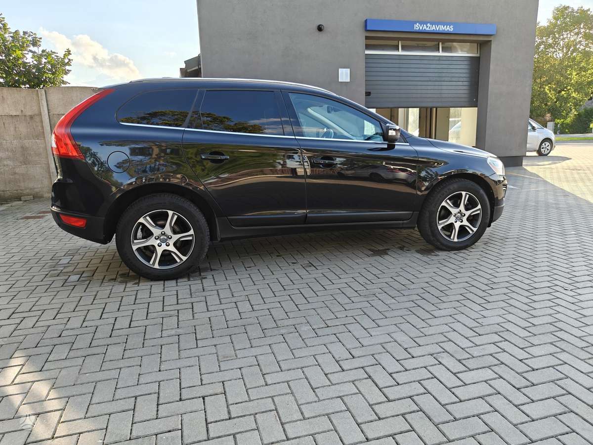 Volvo XC60 2010 — interior