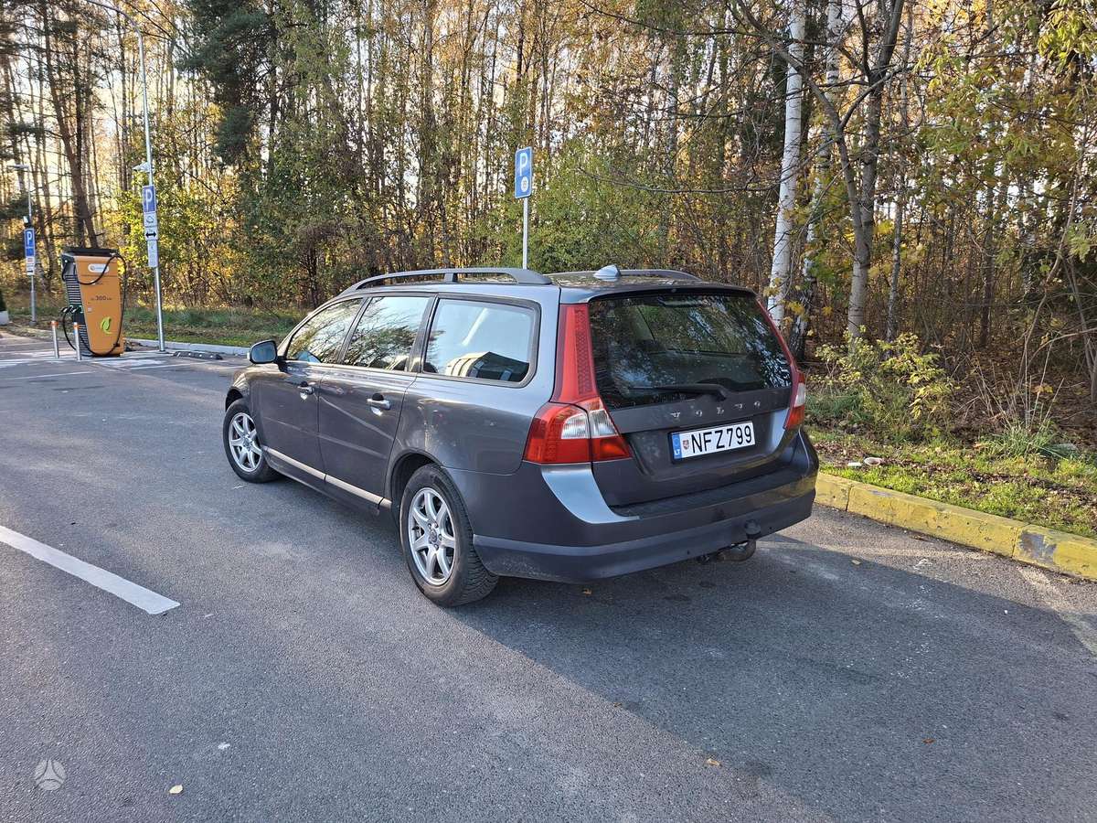 Volvo V70 2008 — rear view