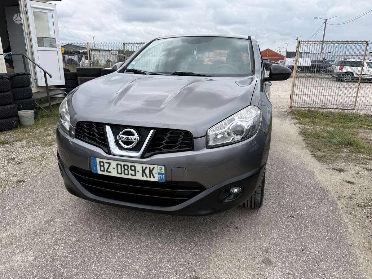 Nissan Qashqai 2011 — rear view