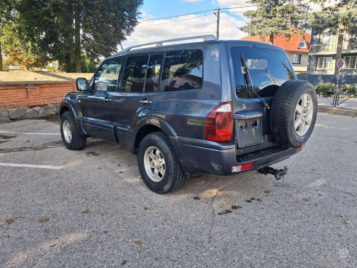 Mitsubishi Pajero 2004 — rear view