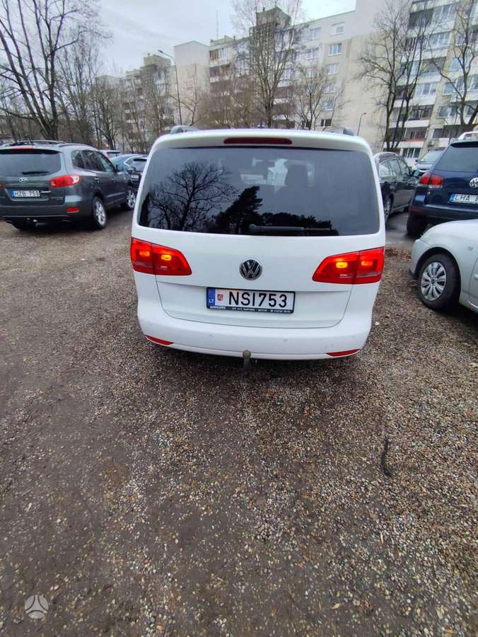 Volkswagen Touran 2014 — interior